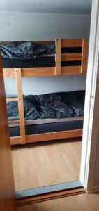 Katil dua tingkat atau katil-katil dua tingkat dalam bilik di Charming Summer Cottage Offers Idyllic Oasis