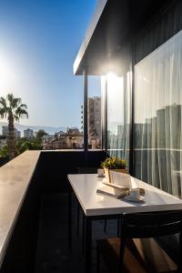 une table blanche sur le balcon d'un bâtiment dans l'établissement Verde Mare Hotels, à Antalya