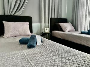 1 dormitorio con 2 camas con una etiqueta de precio en Faros Beach sea view apart, en Pafos 36 fotos más
