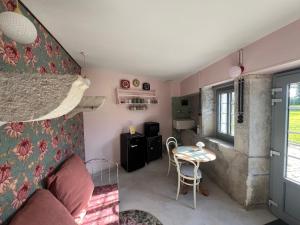 La Forge de Malpas في Quingey: غرفة معيشة مع أريكة وطاولة