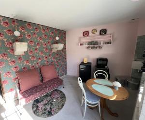 La Forge de Malpas في Quingey: غرفة معيشة مع أريكة وطاولة