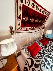 Un dormitorio con una cama con almohadas rojas. en Willa Karolinka Stróża - Pet Friendly, en Myślenice