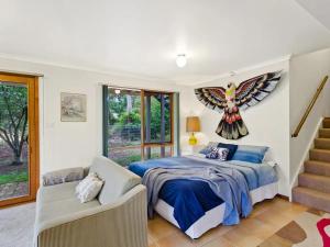 Katil atau katil-katil dalam bilik di Anglesea's Hidden Riverside Gem by Ready Set Stay