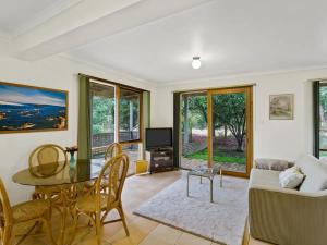 Ruang duduk di Anglesea's Hidden Riverside Gem by Ready Set Stay