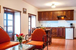 Una cocina o zona de cocina en HolidaynorthTenerife Caserío Rural Los Charcos