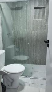 y baño con aseo y ducha acristalada. en Flat em Bananeiras - PB, en Bananeiras