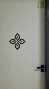 una puerta con un símbolo en su costado en Flat em Bananeiras - PB, en Bananeiras