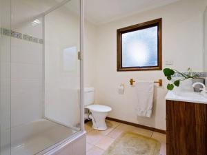 Bilik mandi di Anglesea's Hidden Riverside Gem by Ready Set Stay +7 gambar