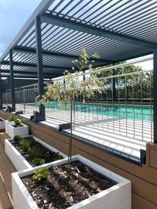 Bazén v ubytování Apartos Seaside Luxury Apartments nebo v jeho okolí