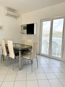 Televízia a/alebo spoločenská miestnosť v ubytovaní Residence Amore