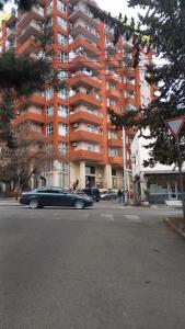 czarny samochód zaparkowany przed dużym budynkiem w obiekcie Marie apartament w mieście Tbilisi City