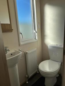 Kylpyhuone majoituspaikassa Beautiful 3 bed Caravan in Felixstowe