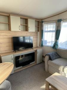 TV in/ali zabaviščno središče v nastanitvi Beautiful 3 bed Caravan in Felixstowe