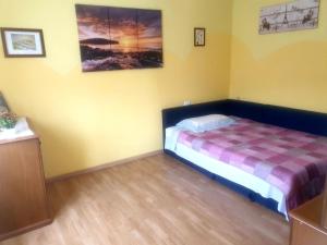 ein Schlafzimmer mit einem Bett mit einer karierten Decke in der Unterkunft Appartamento Cascate delle Marmore in Le Marmore