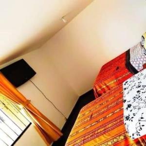 um quarto com duas gravatas e uma janela em Tourist house 1 em Otavalo