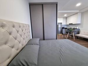 a bedroom with a bed and a living room at Hermoso departamento Curupaú Isuto in Santa Cruz de la Sierra +37 photos
