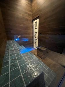 a room with a pool with a sign on the wall at Hermoso departamento Curupaú Isuto in Santa Cruz de la Sierra