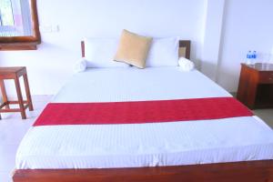 Un pat sau paturi într-o cameră la Wild Elephants Safari Resort