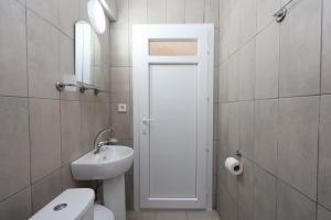 uma casa de banho com um WC branco e um lavatório. em Blue Life Hotel em Konak