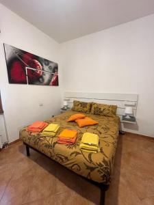 1 dormitorio con 1 cama con almohadas de color naranja en Apartment De Rosa, en Pero