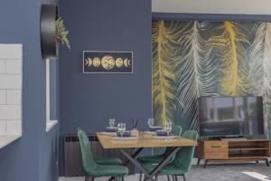 a dining room with a table and green chairs at Seaview Central 2 bedroom Flat I Outside Balcony in Brighton & Hove