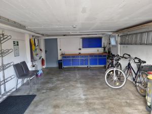ブラウンラーゲにあるHaus Siggiの自転車2台が駐車したガレージ