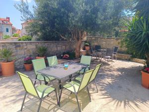 une table et des chaises assises sur une terrasse dans l'établissement Apartments F&A, à Split