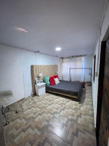ein Schlafzimmer mit einem Bett in der Mitte eines Zimmers in der Unterkunft Vista hermosa in Anserma