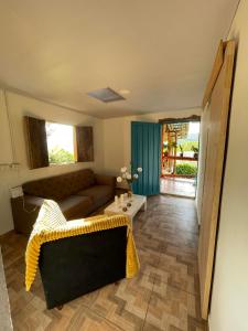 een woonkamer met een bank en een tafel bij Vista hermosa in Anserma