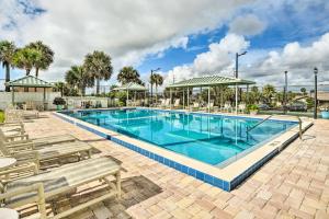 Kolam renang di atau dekat dengan Daytona Condo with Community Pool, Walk to Beach!