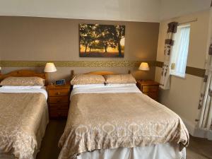 1 dormitorio con 2 camas y una foto en la pared en The Whiteley, en Scarborough