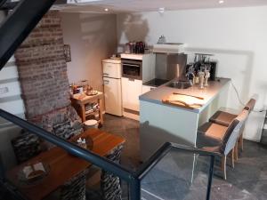 een kleine keuken met een aanrecht en een fornuis bij Meschermolen, overnachten in de schuur in Eijsden