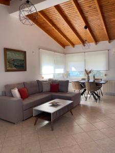 salon z kanapą i stołem w obiekcie Seaside Luxury Apartments w mieście Porto Rafti