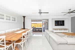 Μια τηλεόραση ή/και κέντρο ψυχαγωγίας στο Shoreline Retreat