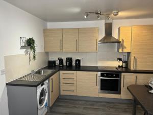 een keuken met een wastafel en een vaatwasser bij City Centre Luxury 2 Bed Apartment Free Parking in Liverpool