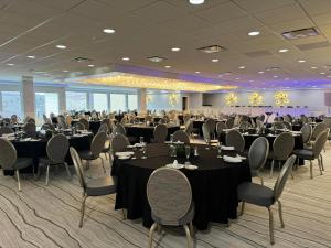 um grande salão de banquetes com mesas e cadeiras em Lakeview Golf Resort em Morgantown
