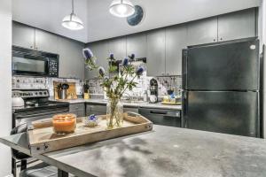 A kitchen or kitchenette at Urban Chic Downtown Escape with Pool and Gym