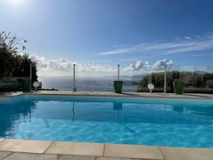 Πισίνα στο ή κοντά στο Villa 5 Pieces 140M2 grande piscine vue époustouflante proche plage du Rupione Pietrosella +10 φωτογραφίες