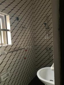 e bagno con servizi igienici, lavandino e doccia. di RESIDENCE KWABO a Cotonou