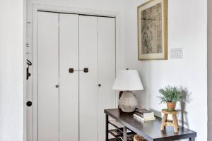 Φωτογραφία από το άλμπουμ του Modern Designed, Lakefront Home in Garland σε Γκάρλαντ