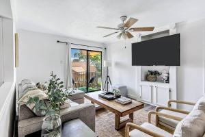 Φωτογραφία από το άλμπουμ του Modern Designed, Lakefront Home in Garland σε Γκάρλαντ +20 φωτογραφίες