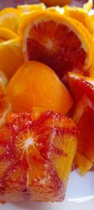 un plato con naranjas y otras frutas. en Locanda dell'Amicizia en Seccheto
