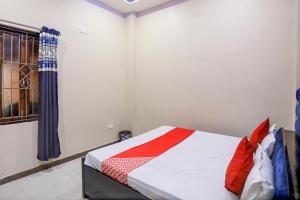 a bedroom with a bed and a window at OYO Flagship P. S Palace in Kānpur