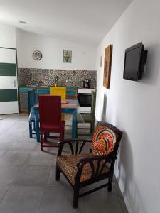 een kamer met stoelen, een tafel en een tv bij Cabaña MEXICANA in Fougeré