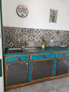 een keuken met een wastafel en een aanrecht bij Cabaña MEXICANA in Fougeré