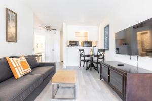 una sala de estar con un sofá y una mesa en Simplicity At Its Finest One Bed One Bath in DFW, en Dallas