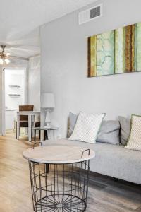 una sala de estar con un sofá y una mesa en Extended Stay Affordable in DFW, en Dallas