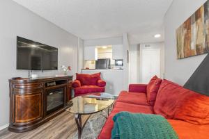 ダラスにあるExtended Stay in DFW One Bedroom Apartmentの赤いソファとテレビのあるリビングルーム
