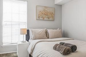 ダラスにあるExtended Stay in DFW One Bedroom Apartmentのベッドとタオル2枚のある寝室 +11枚の写真