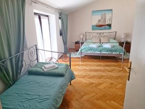 - une chambre avec 2 lits et une fenêtre dans l'établissement Apartments F&A, à Split